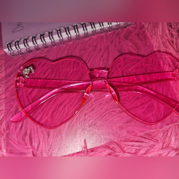 handcrafted pink heart-shaped sunglasses upcycled - Picture 2 of 4